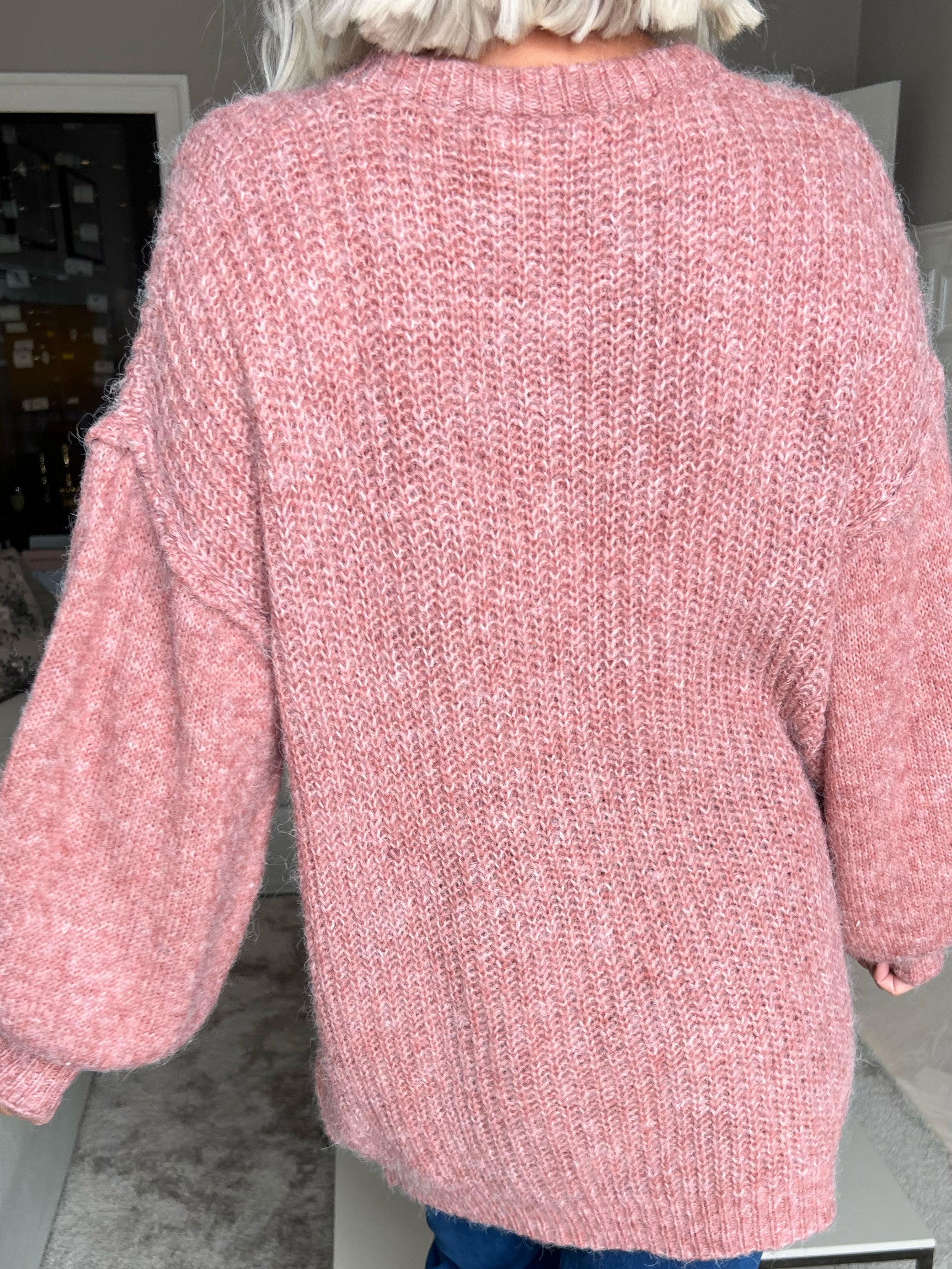 Leana - Lang blød strikbluse med ballonærmer